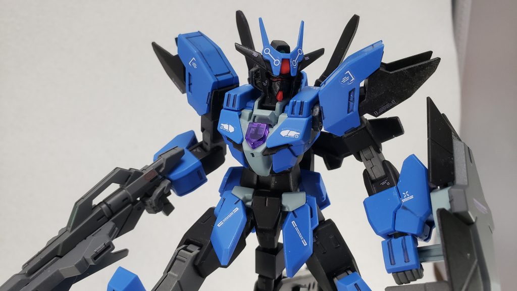 妄想インストプラネッツシステムに注目し同様の機体を作ることを目論んだアルスであったが、GBNのデータ解析のみでの開発はけして効率的ではなかった。実機による計測・検証を目的として、解析の済んでいるデータを基に製作されたのがこのイミテイトアースリィガンダムである。データのみからの模倣ながら性能の再現度は高く、比較ではオリジナルとの差は誤差±3%以内と推定されている。オリジナルからのアーマー奪取も視野に入れたプラネッツシステムの規格確認、戦術的な応用範囲の確認など多岐に渡るデータが本機によるテストで収集され、アルス版コアガンダムとアーマーへ反映された。本機は高い性能を持つがあくまでデータ収集のための検証機に過ぎず、実戦には投入されていない。最終的には完成したアルスアースリィガンダムの評価試験の相手を務め、その性能差の前になすすべもなく撃破されている。