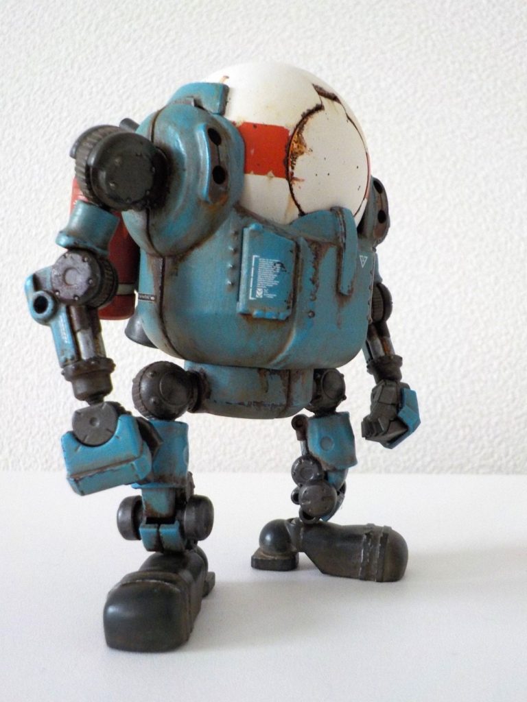 元々大きめの拳が付いていますが、鳥山メカといえばデカイ手だなと思いたちバランス考慮してタイタスの拳に変更してあります。このためにタイタス買いました。