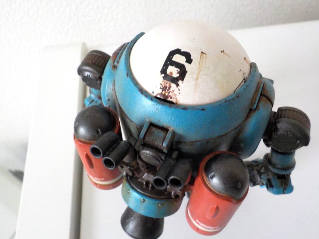 最初正面のハッチにナンバリングデカールを貼ったらビリヤードの玉にしかみえず、後ろに張り直しました。