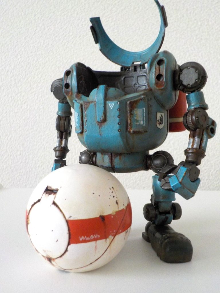 ボール本体は足を付ける所を下にしてハロの目ともう１つのハッチはパテ埋めしてます。