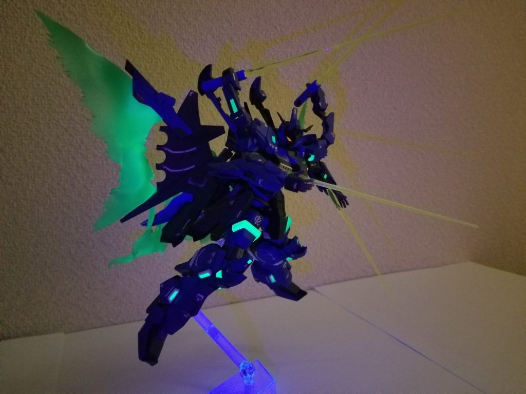 蛍光塗料を使っているので、光ります。光の翼はグラデーションに挑戦してみましたが…難しいですね…