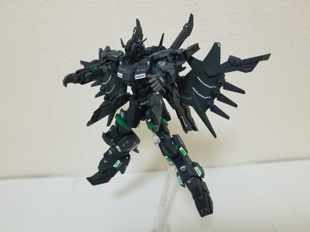 武装紹介腕のビームサーベルはビームガンとして使用可能インコムは分離せず、そのまま射撃する固定砲台腰からはメガビームランチャーを発射勿論バックパックのものも使用可能で後ろの敵を狙う