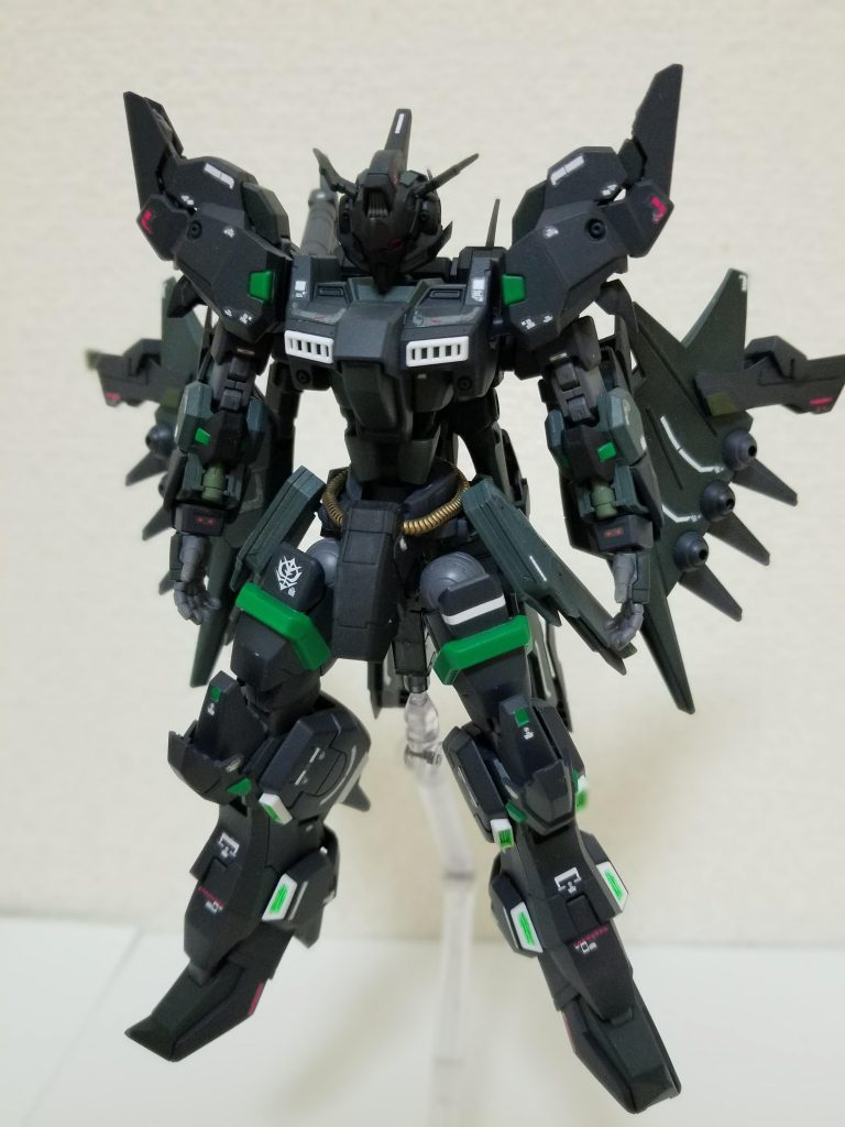 正面わかりづらいですが腰の部分にガンダムフレームを使用しています。そのままだと細すぎたので本来着くはずのトーリスリッターの腰を分割してつけています。