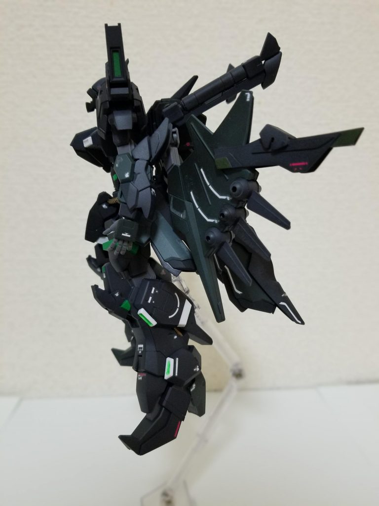 側面インコムは穴を開け、ブレードの向きを変更しました。翼の上のところはプラ板とジャンクです。