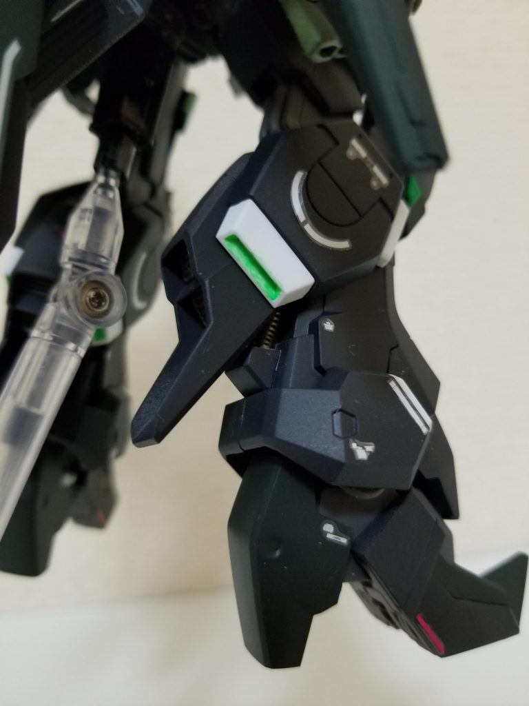 脹ら脛の後ろの部分にガンダムフレームさを出してみました。(金色の動力パイプみたいなやつ)わかりづらいです