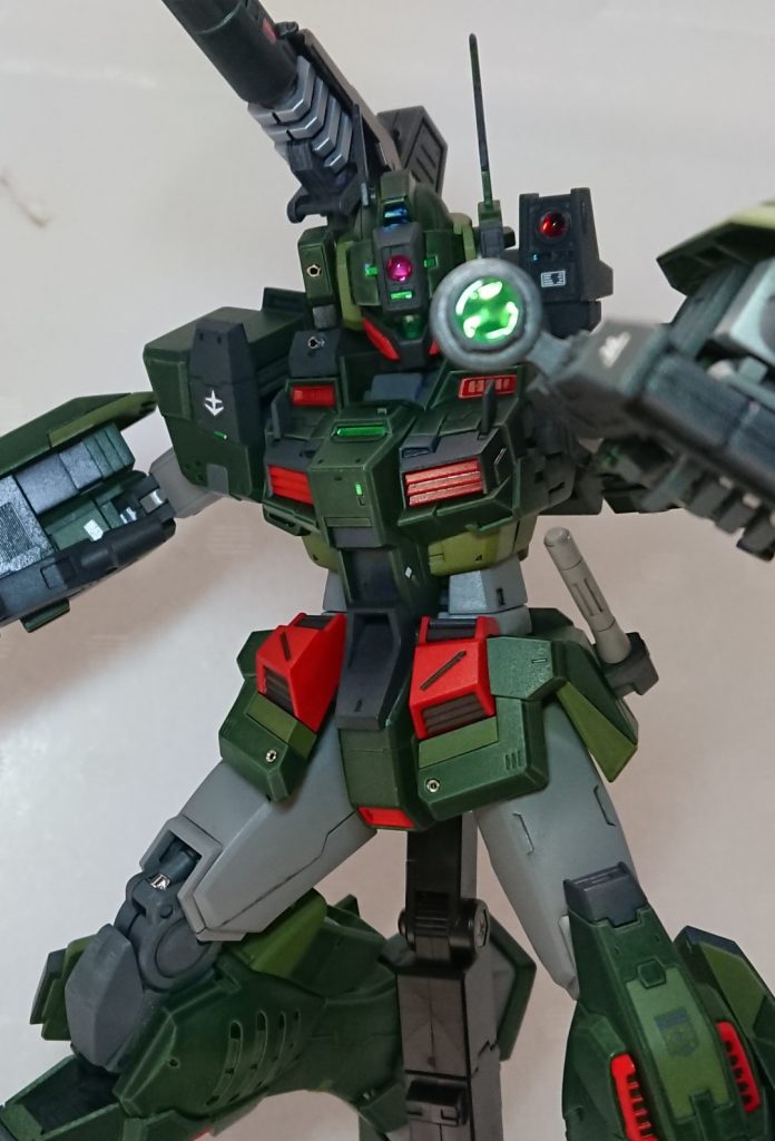 ディテールアップとしてR-STYLEのモノアイ、穴あき・丸型・バルカンのメタルパーツ、シリンダーにメタルのフィニッシュシール、青と緑の偏光シール、それと適当にデカールを貼ってます。左肩の型式番号はドミナンスのなごりですw頭右側のデータ送信用装備はキットの余剰パーツで、そこにバルカンを埋め込んでバルカンポッドにしてます。両肩のよくわからない縦長のパーツにもバルカンを埋め込んで、機関砲みたいにしてみました