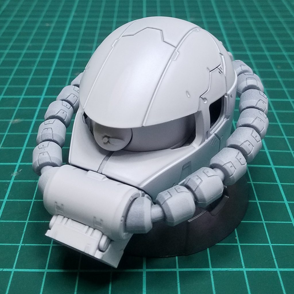 白サフを吹いた状態。もうそれっぽい。そして今回一番悩んだのが「どうしたら雪像っぽくできるのか?」と、雪の表現をネットで調べていたらストーン調スプレーなるものを発見。