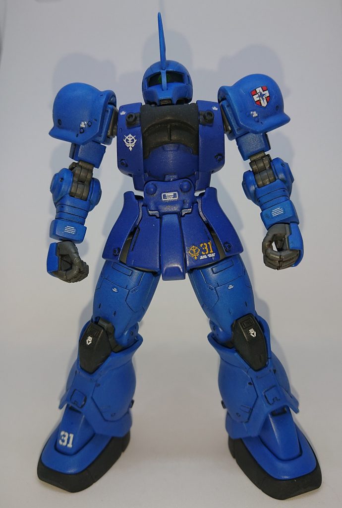 袖口はエポパテを盛り付け、頭部ブレードアンテナはhgucザクⅠの余り物を加工して取り付け。