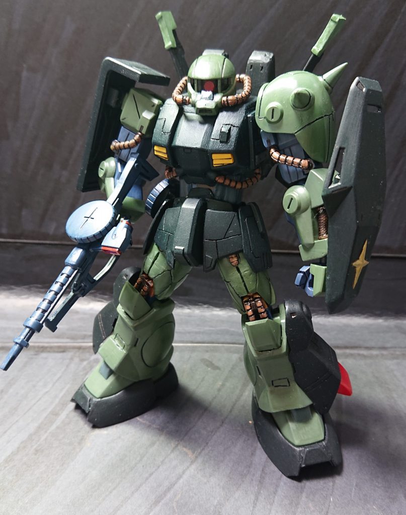 アクリル絵の具を使った部分は、胴体、肩のシールド、脚、シールド、バックパックに塗りました。使ってみた感想としては、匂いは絵の具を出す時に、ちょっとする程度なので全然気になりません。塗装事態は、2,3回重ね塗りはする必要がありますが、2回目以降にはきっちり塗料が付くので、隠蔽力も高めと感じました。更に、乾燥時間も大体10分位と早いです。ですが、塗料が固まった後に爪等で引っ掻いてしまった場合は、塗料が剥がれてしまいます。後は、使った筆は仕様後塗料が固まらないうちに洗わないとすぐカピカピになって、洗っても中々取れなくなります。