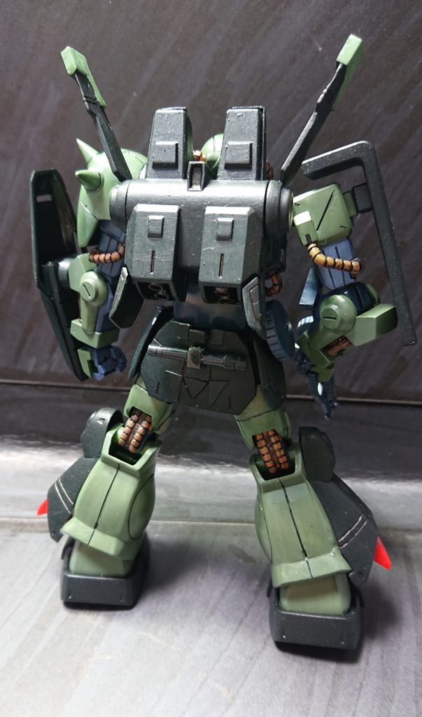 ここまでアクリル絵の具のレビューでしたが、ここからはハイザックのプチ改造した部分です。頭部のモノアイを光ファイバーに変更、腰部にボールジョイントを施し可動域を増加、太もも部分をプラ板で高さ調整し、リアスカートにサーベルラックを増設、バックパックのちょっとしたところをプラ板で少し厚く調整しました。モールドはバトオペ2のハイザックを参考に施しました。