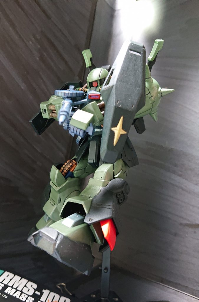 腰部をボールジョイント化したことにより、ポージングが少しスムーズになりました。これは、腰部に手持ちのスタンドに乗せられるようにしました。