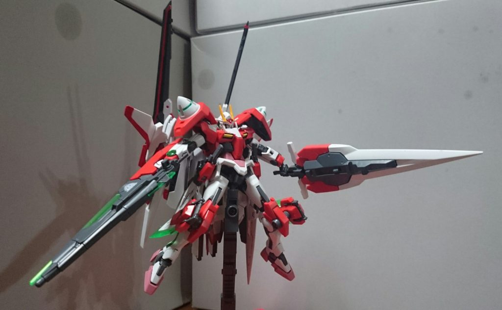 ・ダブルオーザンライザー セブンソード/G インスペクションセブンソードも追加っス!背中のGNバスターソードIIIはMETAL ROBOT魂だと逆さにも取り付けられるみたいっス。ただしHGでは逆さだと完全にはムリなんで、引っ掛けてるだけっス ちなみに元々セブンソード/G インスペクションはシミュレーションデータ上の機体なんスけど(カラーリングはシェリリンの趣味)、こんなてんこ盛りはシミュレーション上でしか無理だよねー、という事で、インスペクションをベースに作成したっス