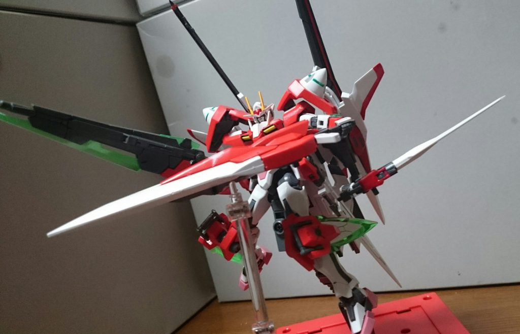 相変わらず、GNバスターソードIIは片手での保持は無理っスまたGNバスターソードIIとGNソードIIブラスター、ダブルオー本体の左肩にはHGダブルオーライザーに付属するマーキングシールを使用してるっス