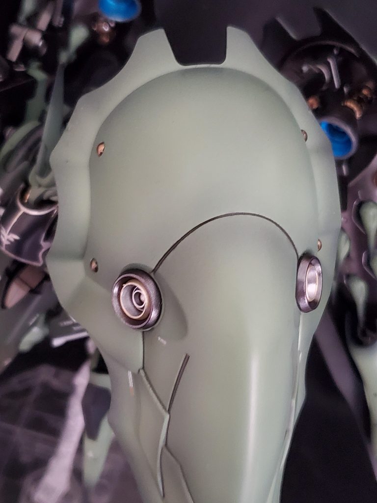 緑の濃淡だけではつまらないなと思い細かい部分はメタル系のカラーリングで少しだけ華やかさを。