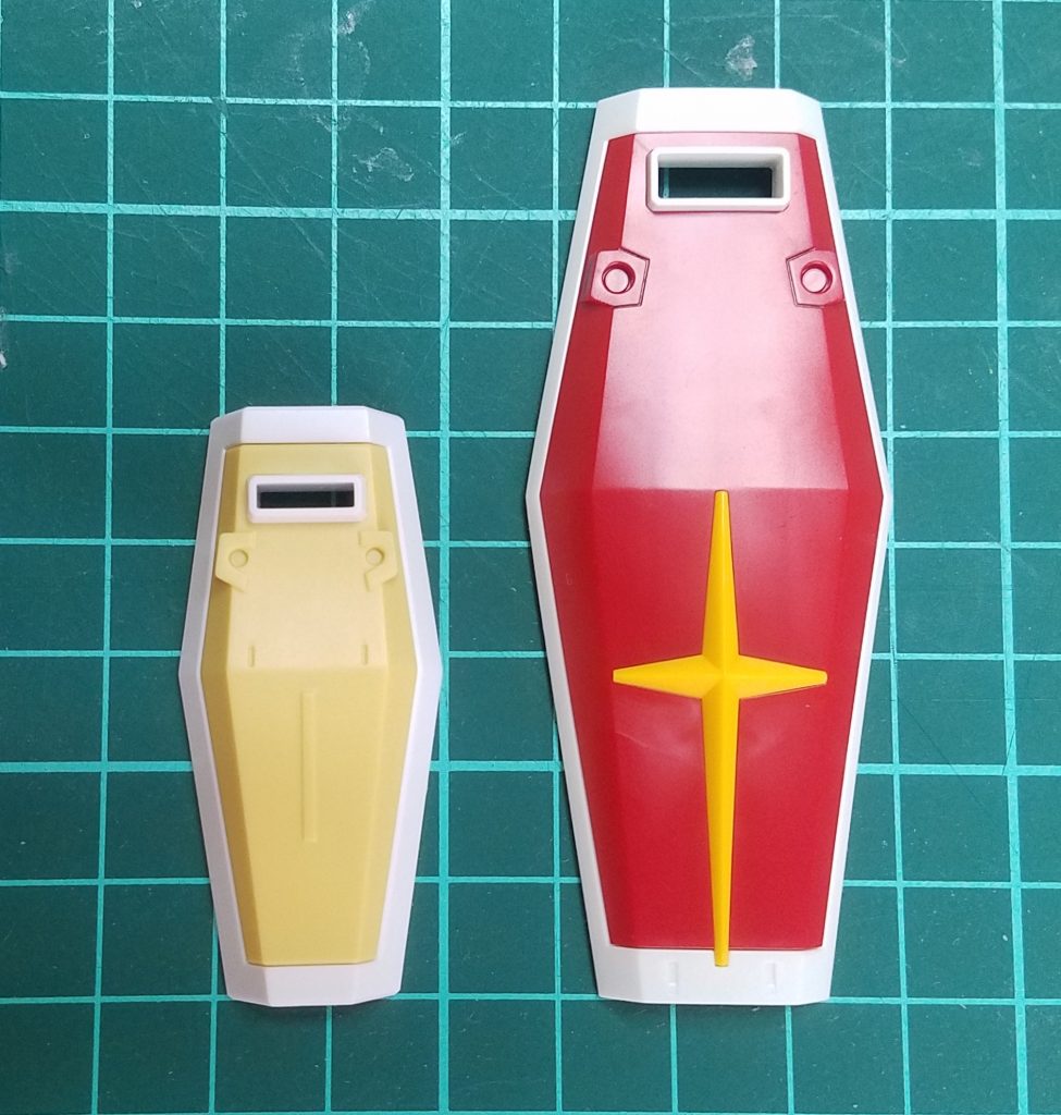 一般的な連邦系シールド(リヴァイブガンダム)と比べて。サイズはほとんど半分くらいです。