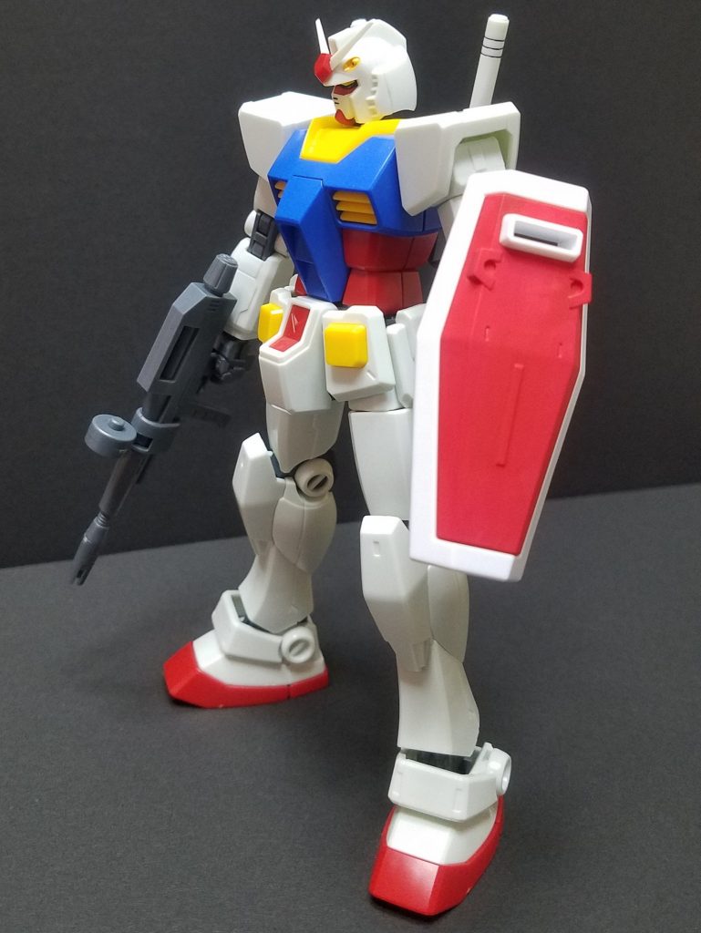 内側を赤に塗ってガンダムに装備！即席の筆塗りなので汚いのは見逃してください(汗)