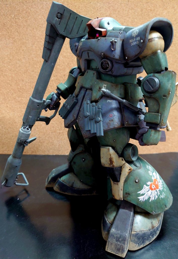 右側のサンドカラーのパーツは破損した部品をジャンクの機体から持ってきた設定です。補給もままならなくなった末期のジオンを匂わせてる訳です。背後背