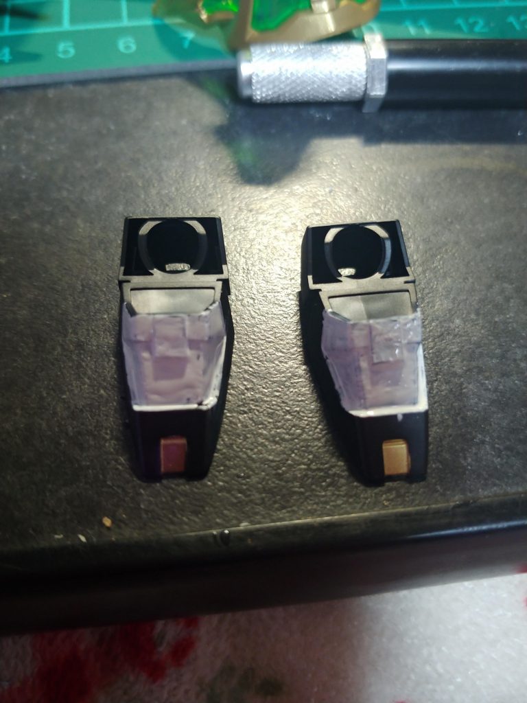 すみません、誰か教えてください(´；ω；｀)ガンダムマーカーを使ってるのですが白がうまく色が乗りません‥金は問題なく塗れたのですが白を塗ると下地が透けてしまいます。この場合どうしたら綺麗に塗れますか？