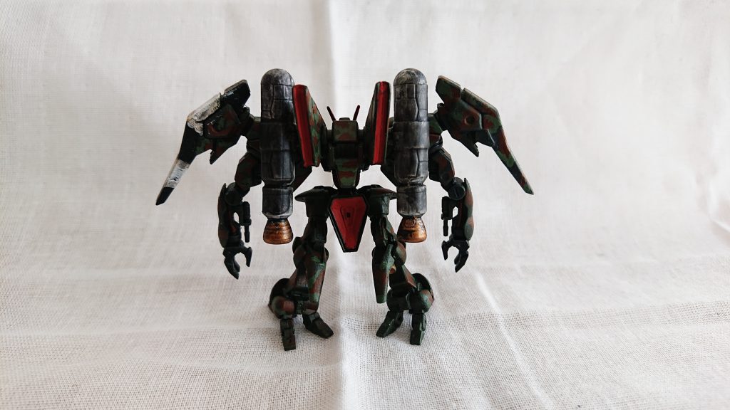 背面ショットをいれておりませんでした…順番があべこべですが…こうみると普通のバイアランカスタムとはだいぶデザインから違うんですね~腕のついてるところとか足とか