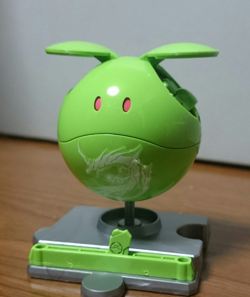 ・創傑伝ハロ旧版がベースなので、お腹が開くギミックはナシ…あと球体なのでシールがうまく貼れない…所々浮いてる…