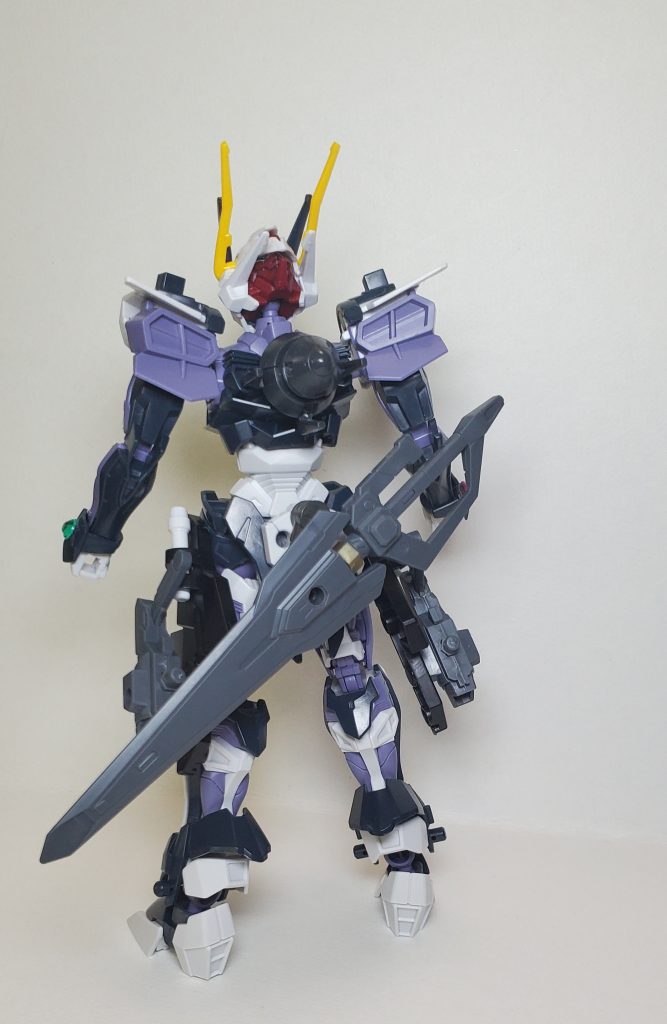 背面この形態はアーマーへの粒子供給が必要ないため、火器・センサー・駆動系により多くの粒子を使用出来る。また、粒子を機体の部分的に纏わせる事で、ピンポイントで擬似的にGNフィールドを展開する。