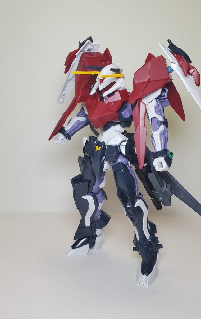 モードB(Blade)鎧を纏って剣を振るう形態。エネルギーコントロールを防御に回し、正面戦闘に特化した形態。