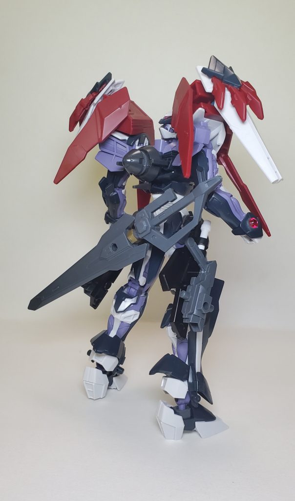 背面にはGNドライブを搭載。継続的なトランザムは使用できないが、部分的に粒子をコントロールし、攻撃や防御に使用出来る。剣に粒子を纏わせる事も可能。