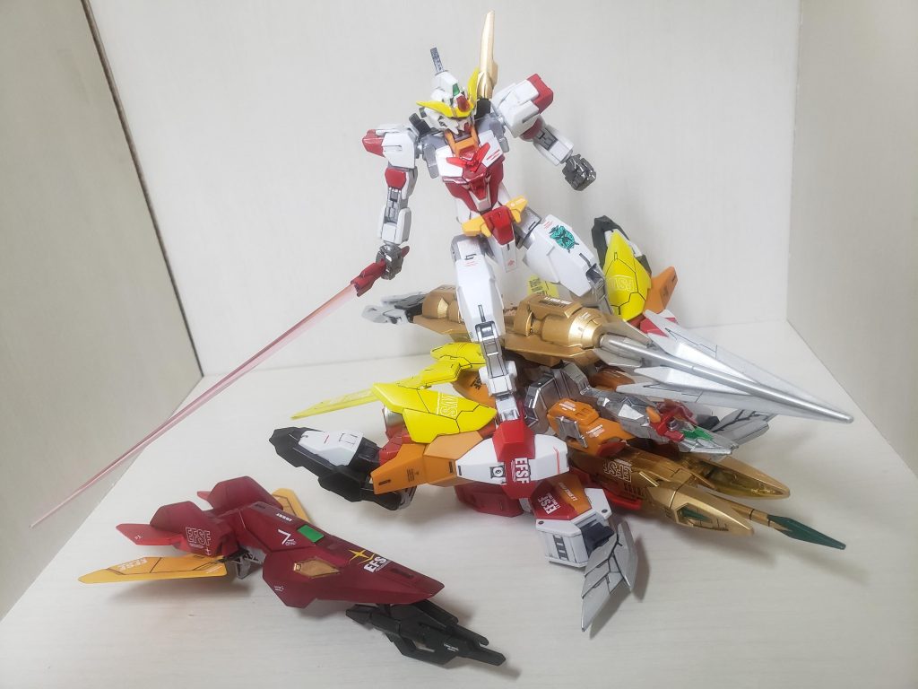 飛行形態です。長いビームサーベルが、かっちょいー！