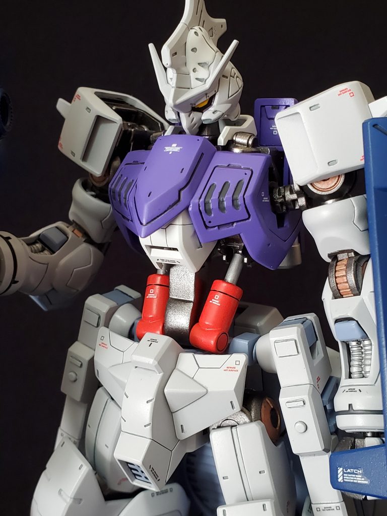 目の紫のクマと腰のサスペンションがお気に入りです。差し色の赤はブレーキキャリパーのイメージです