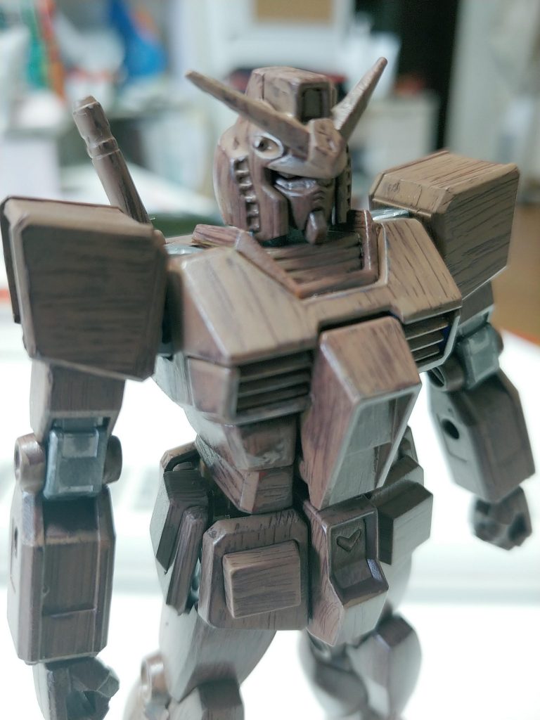 ハルレッドを塗って、乾いたらその上からウッドブラウンを塗ってから筆でサッと拭う。それから乾いたら紙やすりで表面を撫ででランダム感を出してからつや消しを吹きました。紙やすりの段階でちょっと下地が見えちゃってるのはご愛嬌