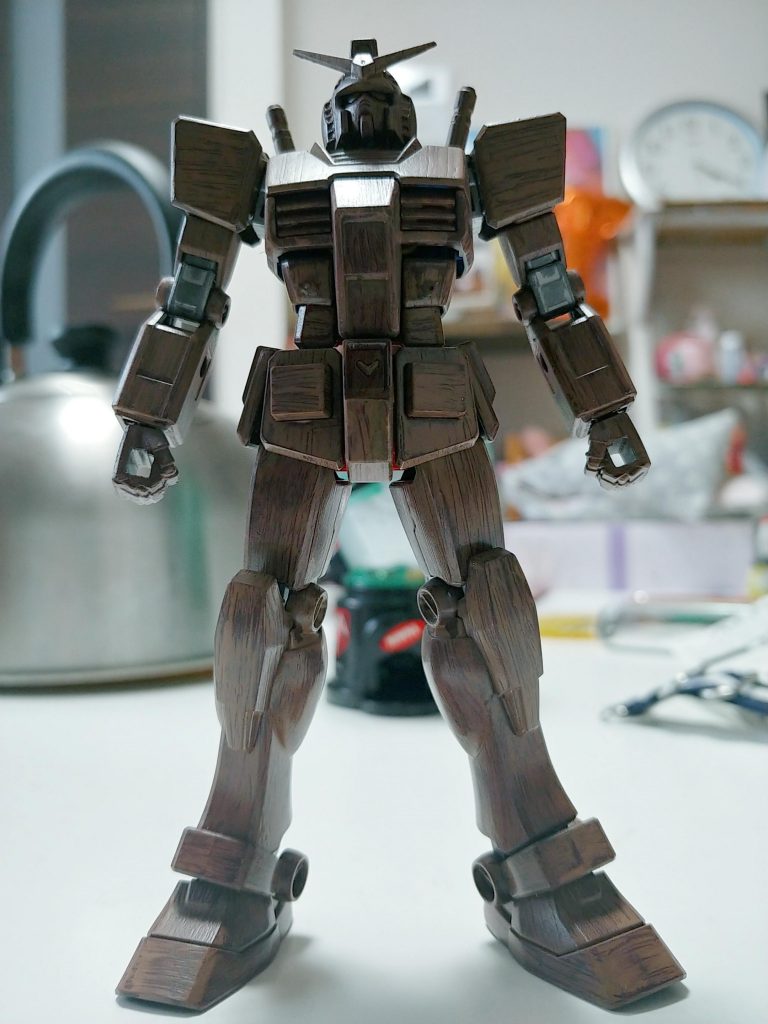 あおると途端に仏像感が増す。頑駄無様ぁ〜頑駄無様ぁ〜 しかしまあ、アムロも本当に装甲が木製だったらザクと戦おうとせずフラウと一緒に逃げたんだろうなぁ、とか思ったり