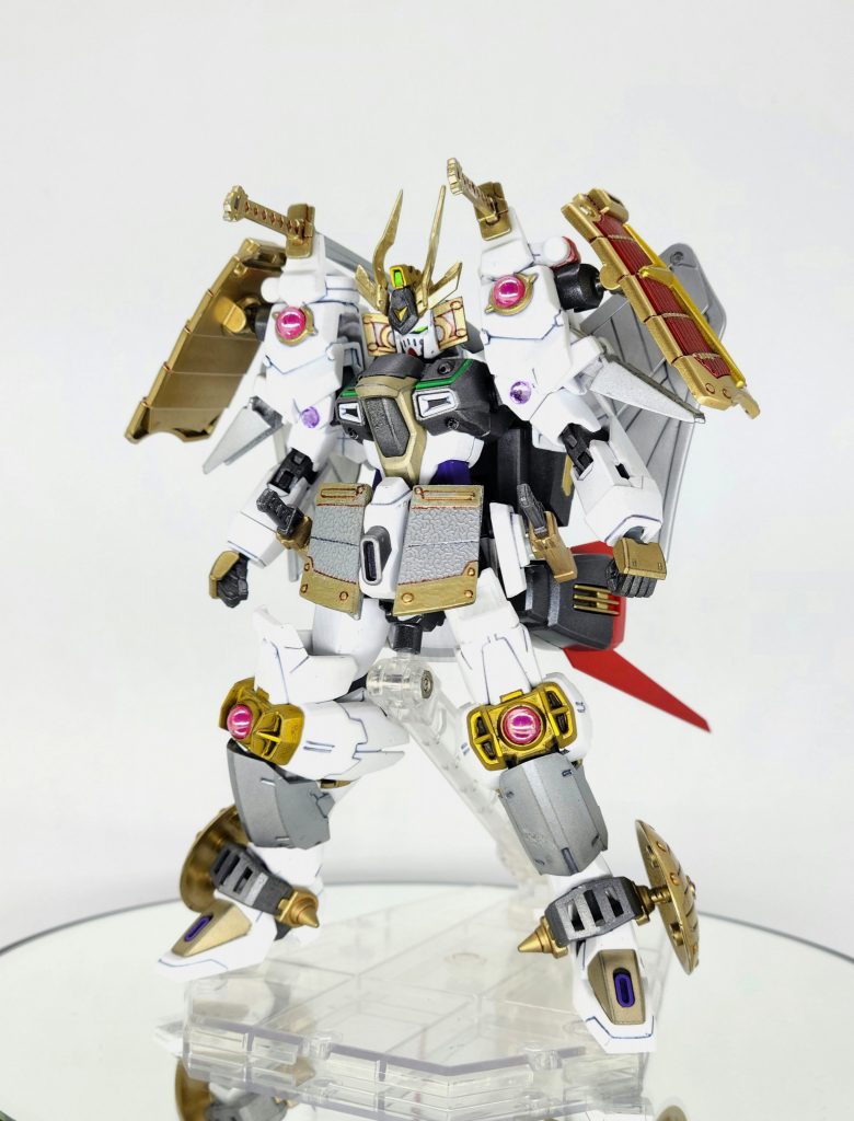 【前】騎士なガンプラを、戦国アストレイやSD武者のパーツで武者化。頭部やフロントアーマーなど、改造すれば武者に見えるようなポイントを探してミキシングしました。