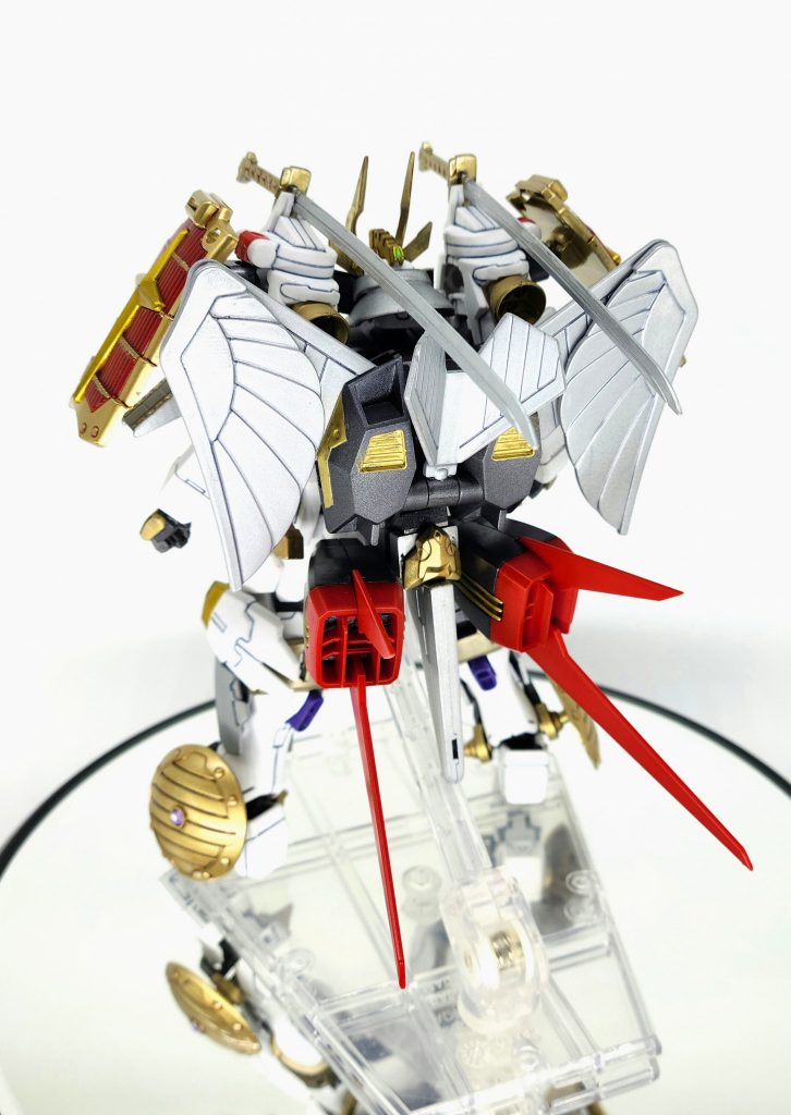 【後】バックパックは隼頑駄無とエールストライカーを合わせて作りました。二刀流→武者摩亜屈→隼頑駄無という流れ、SD武者好きなら気付いてくれるはず😅