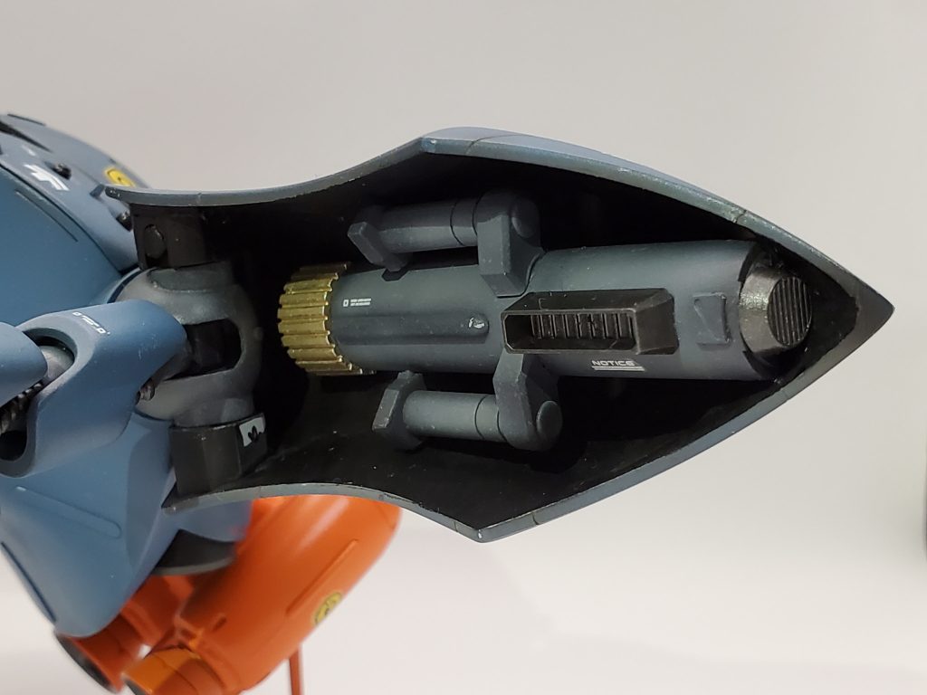 肩のフェアリング内も余剰パーツで作り込んでみました😄