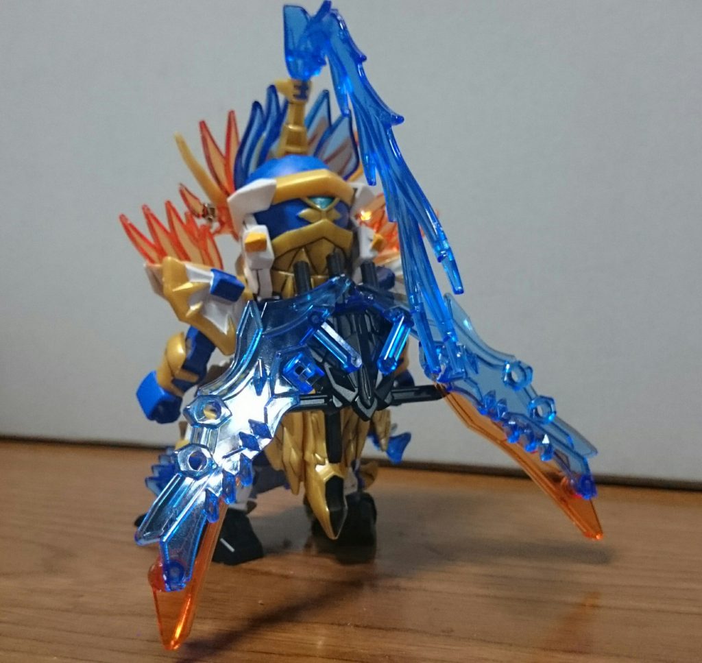 ・背面孫策の武器は全てタクティカルアームズモチーフとなってるっス。色が足りないところをブルー、ゴールド、イエロー、メタブルー、ホワイト、グレーで塗装。今回からメタオレンジの箇所と干渉して剥げやすい一部のゴールドをイエローで、メタブルーの箇所をブルーで塗装してるっス……というか自分ゴールドあまり好きではない…イエローのが好きだったり…