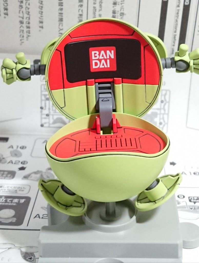 モニター部分は黒で塗りわけ、ガンダムデカールのはしっこにお馴染みのBANDAIマークをペタり緑:ラスキウスカラー ライムグリーン赤:ビルダーズカラー RXー78レッドグレー:ダグラムカラー グレー黒:クレオス セミグロスブラック