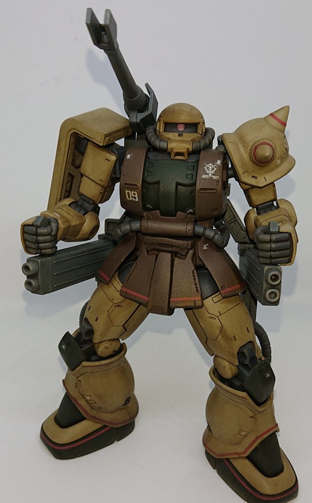 胸のジオンマークのシール浮いちゃってますね。