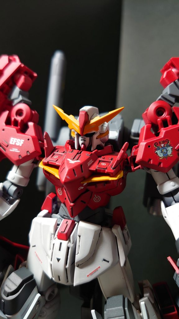 ゼータ顔が好みではなかったので、への字スリットのガンダム顔に変更。アンテナもカリカリしてみました。