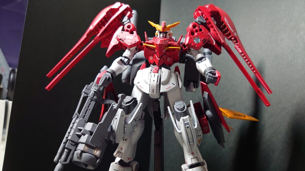 肩パーツも好みではなかったので、パーツ位置の変更とサブアーム的なバインダーを着けてみました。肩パーツの基部は、SDシスクードの足パーツを使って、ヘイズルのバインダーを取り付けてみました。