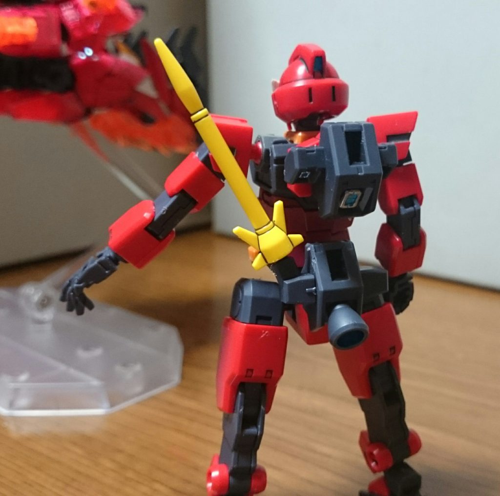 ・コアガンダム´リゼ「ダッシュリゼ」。バックパックを腰に配置して、背中にはスラスターを増設したっス。スラスターパーツを外すと、3mmジョイント穴がふたつあるので、プラネッツシステムのパーツを使わずとも、換装次第でダッシュリゼ単体でも自由な選択が可能っス。ちなみに今のところそんなパーツたちはつくってない!設定だけ!!
