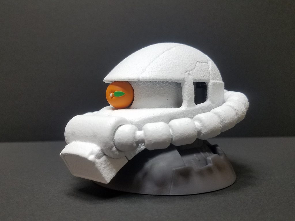 ゲームで初めて見たときからなぜか作りたくなった雪だるまザクⅡ。衝動をうまく形にできて満足です。