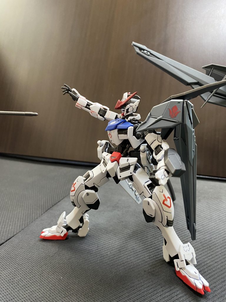 メイスバンカー射出!名前に昭弘機の、機構にシノ機の要素を加えたかった他に本編でバルバトスに致命傷を負わせた兵器への意趣返しの意味合いも込め、多少無理をしてでも採用したかった武装です…