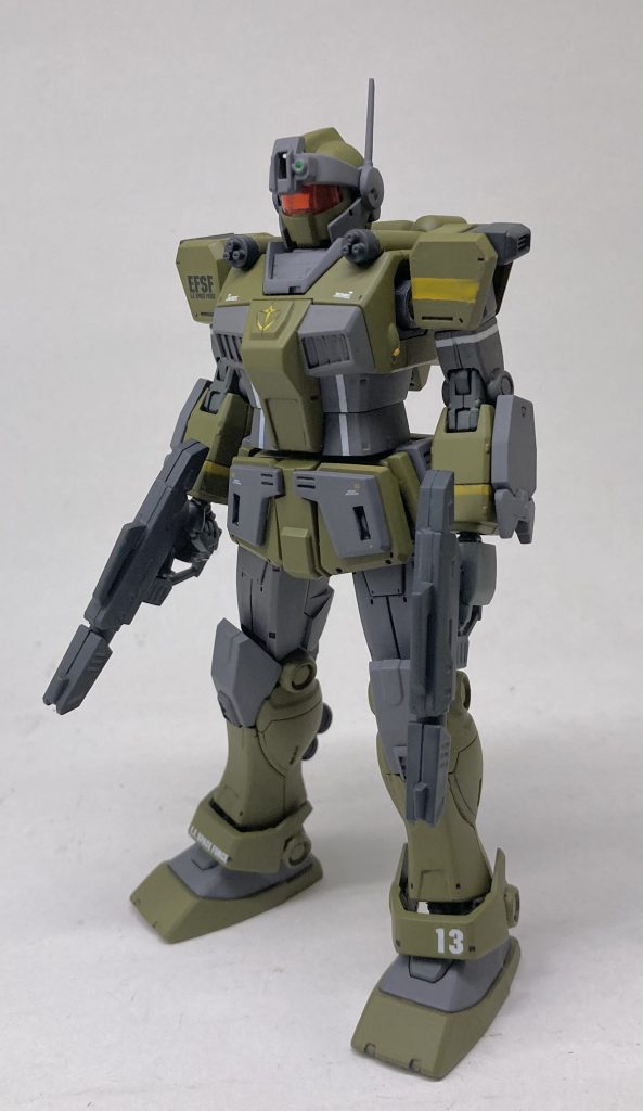 ジム・ガードカスタムをスナイパーと同じ色にしたらかっこよくなっちゃった。頭部をノーマルジムに変更、両肩のバルカン大型化しましたよ。ガードカスタムの頭部は他ノーマルジム顔と互換するので後ろと前付け替えることが簡単にできます。