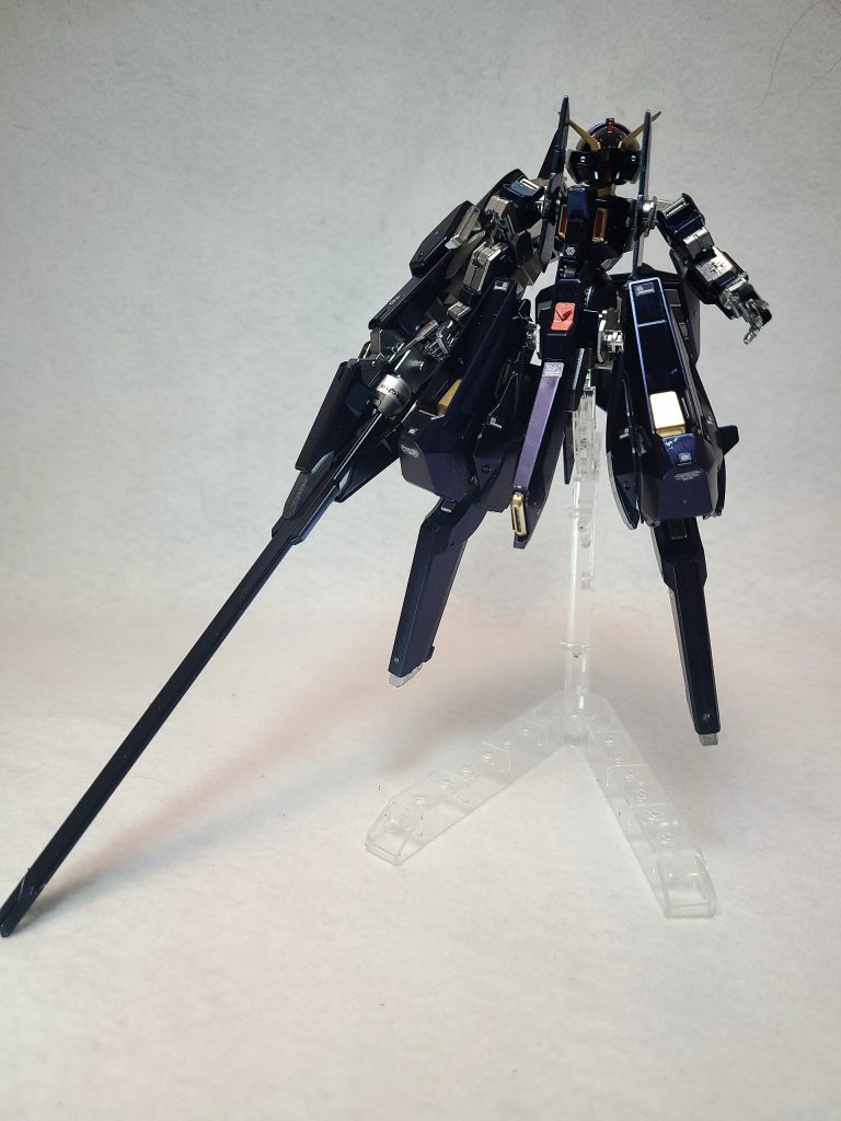 能力は未知数だが、これまでのTRシリーズより培われてきた数々の新技術が注ぎ込まれており、同シリーズの集大成と呼ぶに相応しいスペックを有している。『ティターンズの旗のもとに』劇中では、［ハイゼンスレイII・ラー］形態で出撃。ネモ3機を一瞬で撃墜するロックオン性能を有し、シールドキャノンは一撃でサラミス改のブリッジを射抜く威力を見せており[9]、パイロットのエリアルド・ハンターは「これまで（グリプス戦役終盤まで）のモビルスーツのスペックを凌駕している」と豪語した。しかしながら、エリアルド・ハンターが本機で出撃した理由は「（大勢の決した戦争において、不必要な犠牲者を増やさないよう）撃墜に見せかけて本機を破壊する」ためであり、上記の攻撃も牽制を目的として行ったものであった。その後も当機は実質的な戦闘を行わないまま、最終的にはガブリエル・ゾラとエリアルドによって破壊されている。基本コンセプトは「可変による全領域戦闘」というグリプス戦役当時のMS思想を最も反映しており、非常に拡張性に富んだ設計を持つ。ガンダムTR-6［ウーンドウォート］ をコアMSとして、宇宙から空中、地上に至るあらゆる戦場での運用を前提とし、同時にこれらどの戦場においても常に最高の性能を発揮できるよう、設計・用意された各種オプション・強化パーツの換装によって多種多様な形態をとることで、その性能を発揮する。