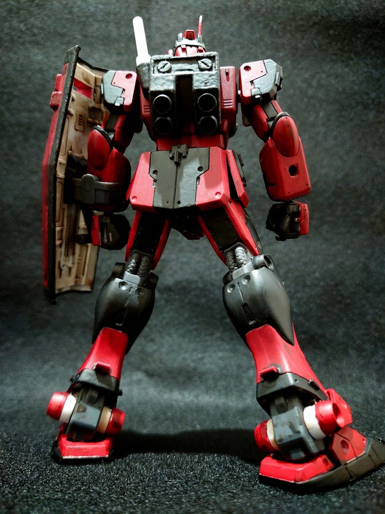 色合いは、サフを吹かないため、成形色に白が多い寒冷地仕様をchoice!o((*^▽^*))oレッド部分も申し分ない、発色となって満足です!全塗装は、初でしたが命を吹き込む感じで全く別機体になるから面白いですねぇ╰(⸝⸝⸝´꒳`⸝⸝⸝)╯…ムラを出さないために、４層くらいやりましたが自分は限界でした╮(╯_╰)╭リタッチ多数スミ入れの目的で、最後はShadeをヌリヌリ(☞ﾟ∀ﾟ)☞