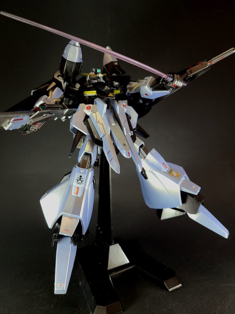 武装はロングブレード・ライフル(分解することでビーム・ピストルになる)。