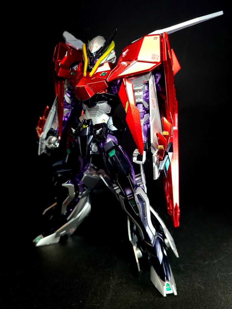 コーイチがメインとなる「クアドロ」（表）は射撃主体のスタンダード形態、シバがメインとなる「レベルソ」（裏）は格闘戦に特化した獣のような形態となる。当初はそれぞれのスタイルに特化した機体を個別に製作する予定だったが、二つのスタイルを1機に集約することを提案したコーイチが反対するシバを押し切ったことで現在の仕様となった[45]。