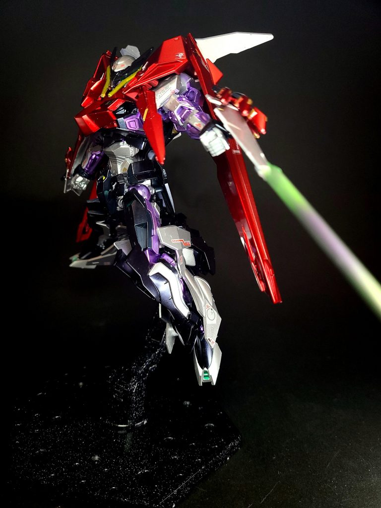 武装は、クアドロ時に高出力ビームサーベル、レベルソ時に巨大なクローをもつ前腕となる両腕の籠手「ガントレットセイバークロウ」、クアドロ時は2門の高出力砲、レベルソ時には姿勢制御用のアクティブバインダーとなる両肩の外套ユニット「ローブバスターライフル」、ローブバスターライフルに付随するワイヤー接続式の射出兵器「トラスティハーケン」2基)