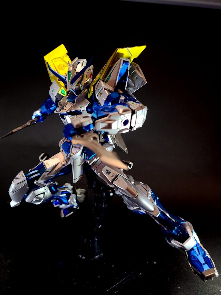 アーマーシュナイダー劾が最も愛用する兵器の一つで、ストライクなどが持つ物の独自改良型。通常は鞘（シース）に納められ、そこから抜くとグリップ内から刃が延長するギミック[75]などが特徴。さかのぼってガイ専用ジンの頃からすでに使用しており、本機ではリアアーマーに設置され[76][注 18]、初めて使ったのは機体入手後ほどなくしてから[注 19]。なお、後述の「スケイル・システム」では太ももの正面に変更される。デザインは漫画家・ときた洸一が担当している