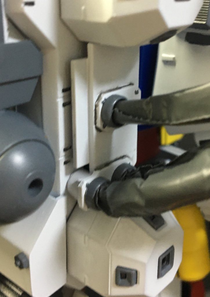 バックパックと2連ビームライフル、ショルダーキャノンを繋げる動力パイプのシーリングを行った時に接続部がそのままだとビニールが変に広がり不恰好だったので丸モールドパーツに穴開けて各接続部分に配置し詰め込む形に急遽追加加工しましたw